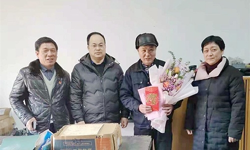 浙江省國防工業(yè)工會徐航主任、王哲（副處級調(diào)研員）代表省國防工業(yè)工會來公司慰問全國勞動模范余昌琴和困難職工。